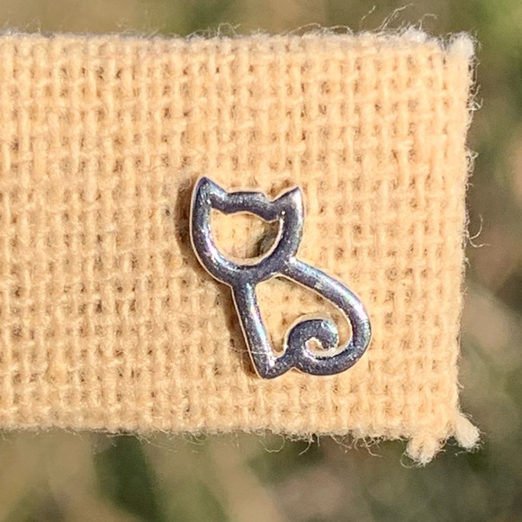 FLASHSALE Sitting Pretty Kitty Cat Outline Earring - Picture 2 of 8